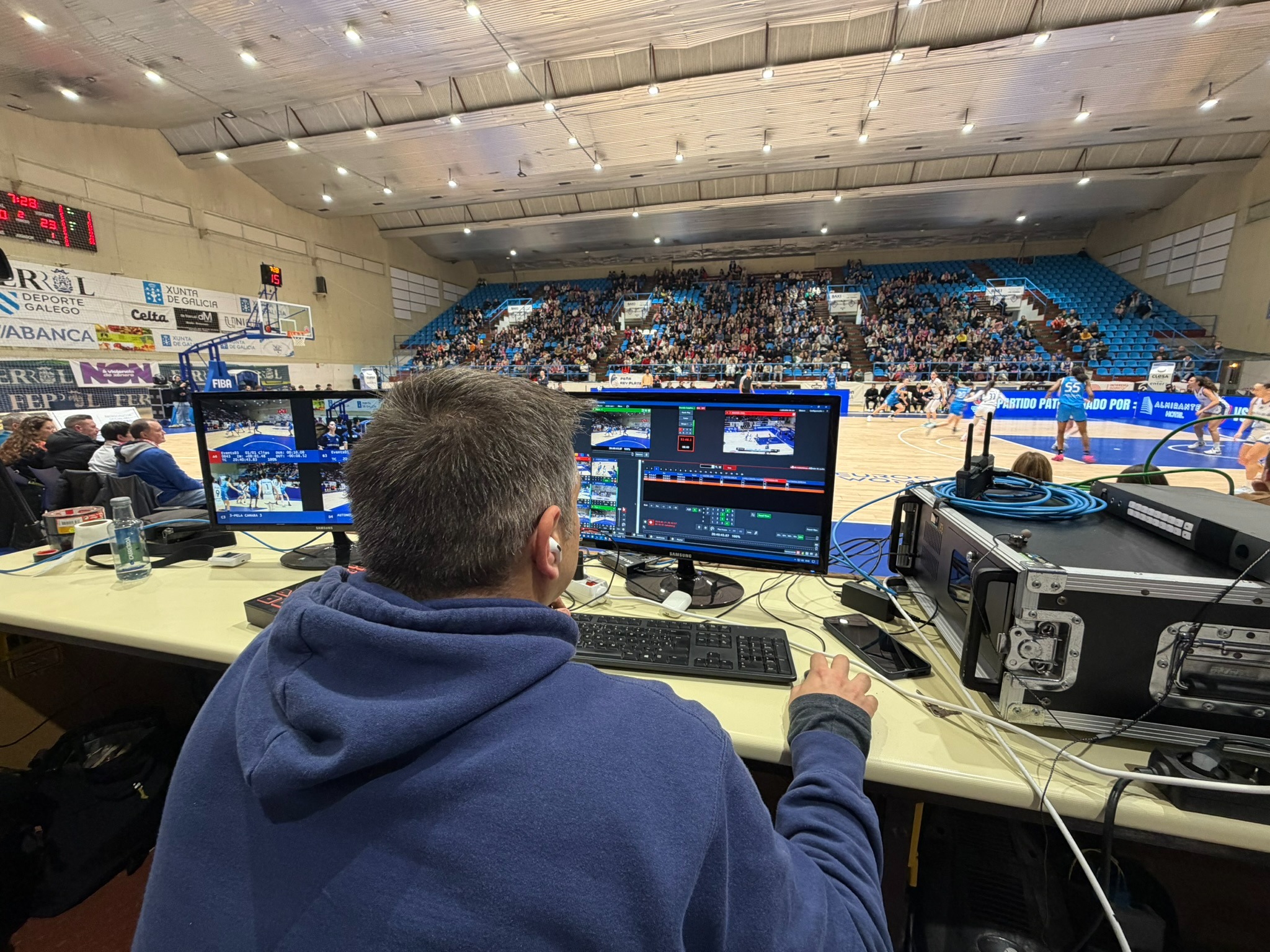 Producción técnica durante una retransmisión de baloncesto