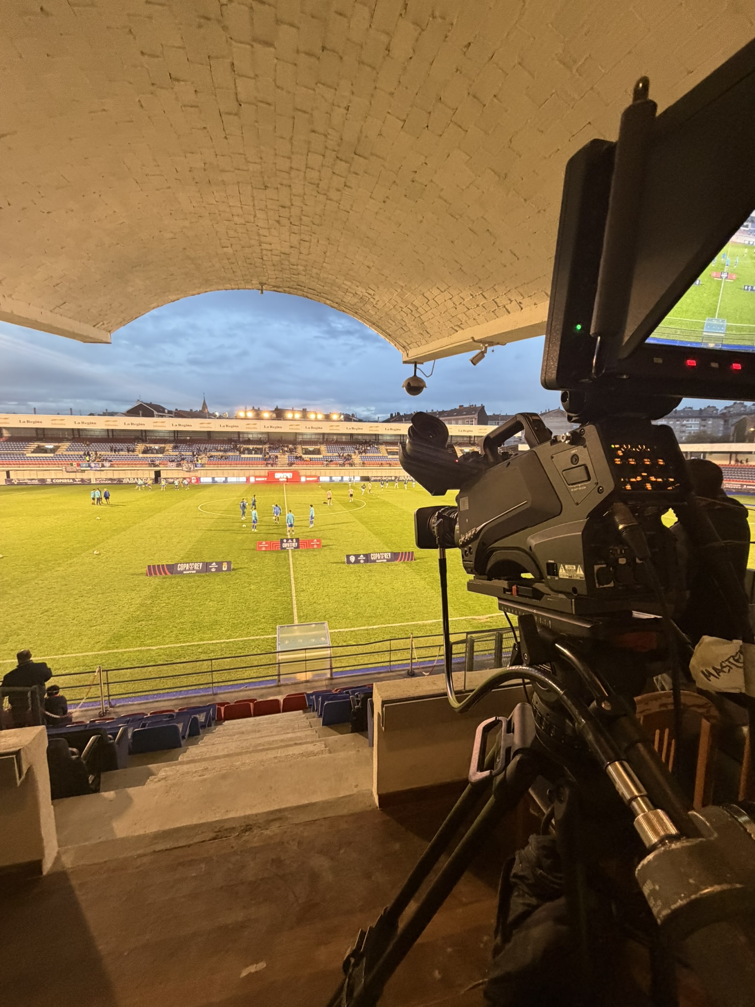 Cámara preparada para una retransmisión deportiva